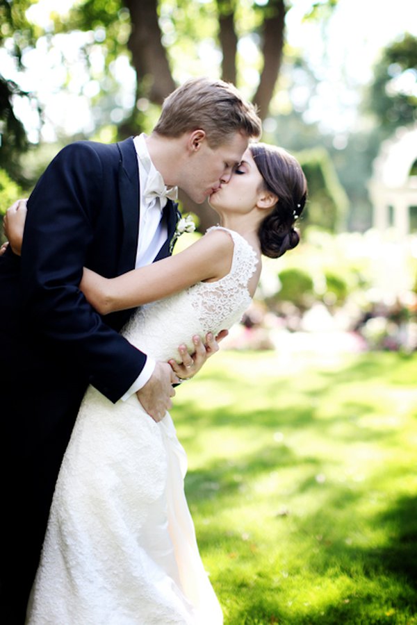 wedding kiss garden